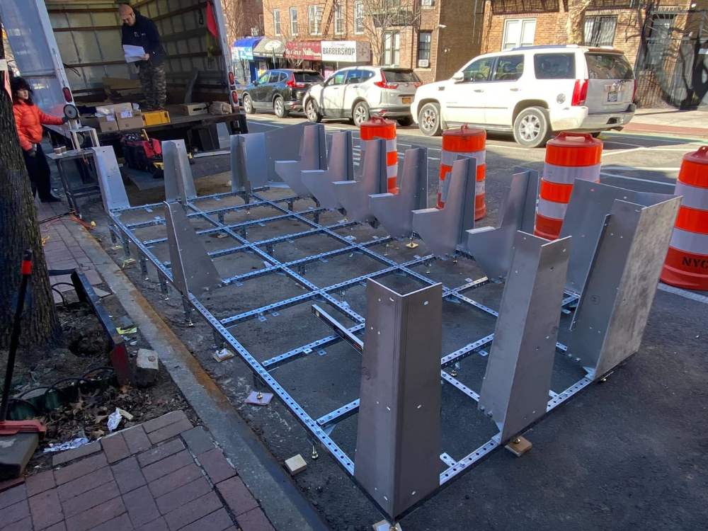 The barrier frame is added to the base on a roadway cafe